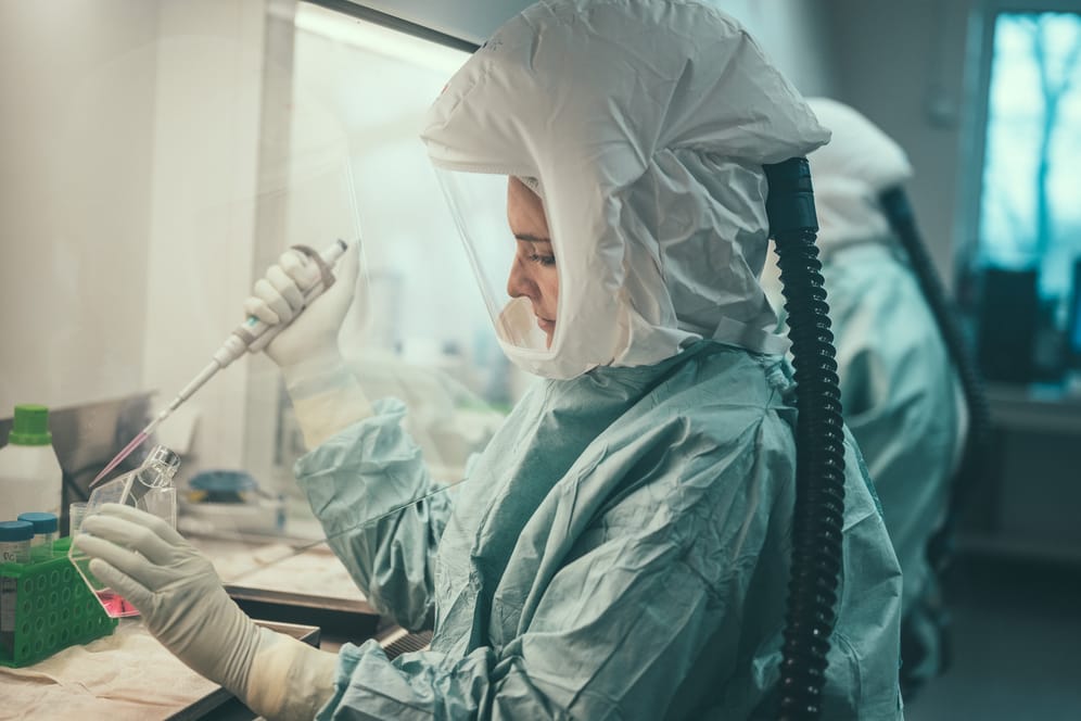 Eine Frau arbeitet im Institut für Mikrobiologie der Bundeswehr in München: Das Institut hat auch erstmals in Deutschland bei einem Patienten das Affenpockenvirus zweifelsfrei nachgewiesen.