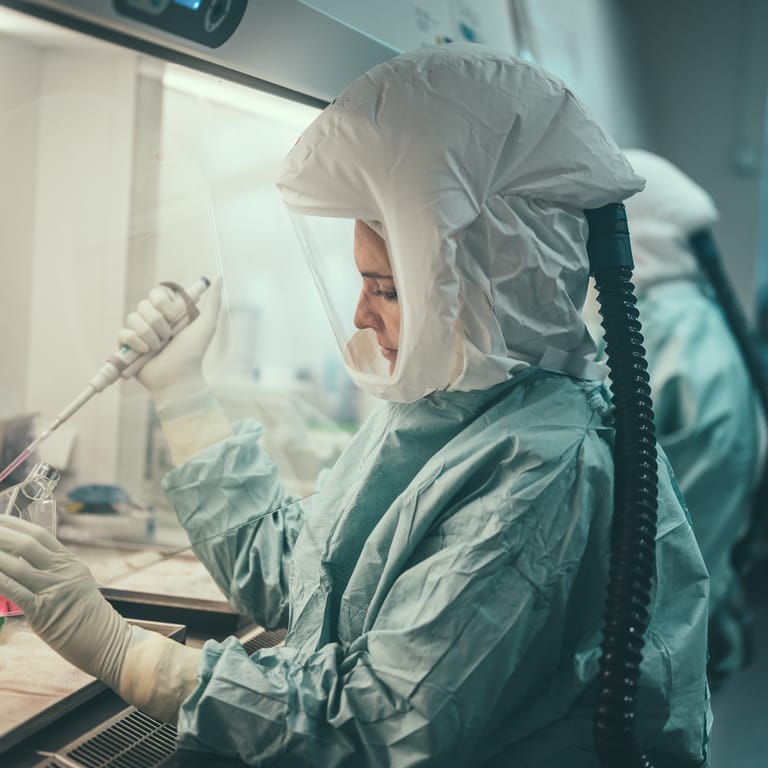 Eine Frau arbeitet im Institut für Mikrobiologie der Bundeswehr in München: Das Institut hat auch erstmals in Deutschland bei einem Patienten das Affenpockenvirus zweifelsfrei nachgewiesen.