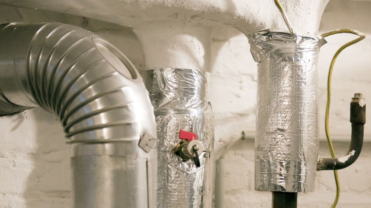 Über nicht ausreichend gedämmte Heizungsrohre im Keller kann viel Wärme verloren gehen - die im Wohnraum dann dazu führen, dass man mehr Heizen muss.