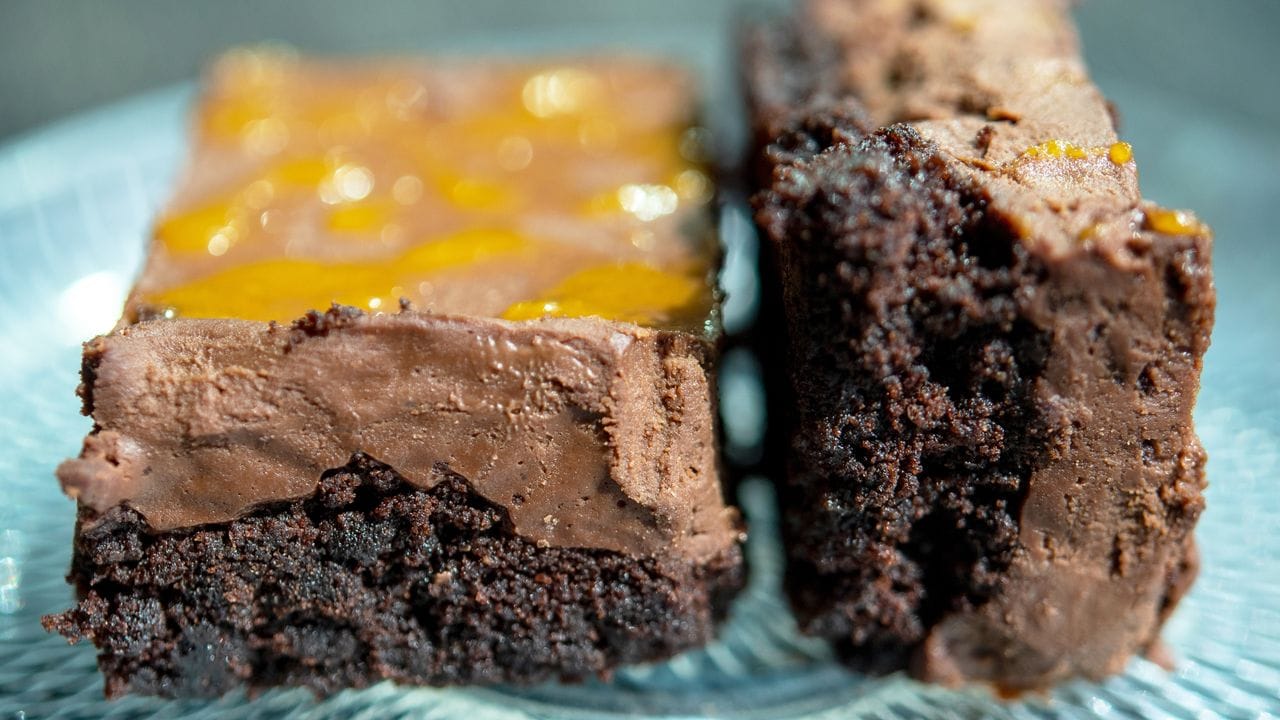 Der vegane Frischkäse muss nicht unbedingt auf die Stulle - er darf auch auf den Kuchenboden! Dafür rührt man einfach geschmolzene Schokolade in die Masse ein. Der vegane Frischkäse muss nicht unbedingt auf die Stulle - er darf auch auf den Kuchenboden! Dafür rührt man einfach geschmolzene Schokolade in die Masse ein.
