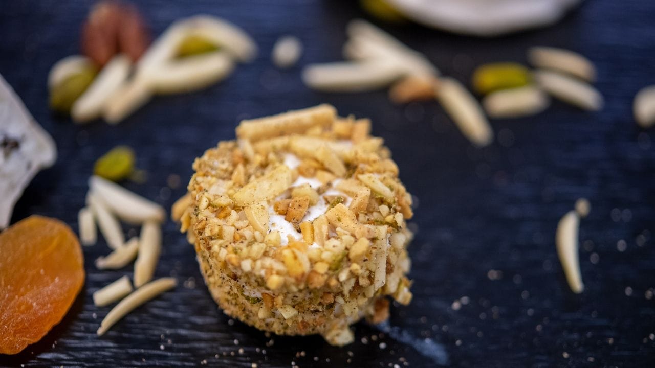 Nach vier Tagen ist aus Mandeln ein veganer Frischkäse entstanden, der als Taler mit gehackten Mandeln und Pfeffer ummantelt ist. Nach vier Tagen ist aus Mandeln ein veganer Frischkäse entstanden, der als Taler mit gehackten Mandeln und Pfeffer ummantelt ist.