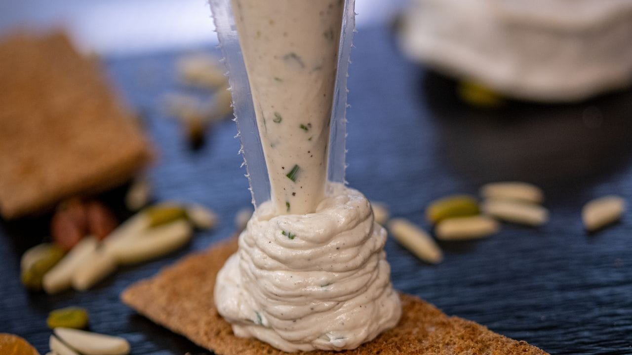 Nach zwei Tagen im Kühlschrank kann der Frischkäse mit Schnittlauch verfeinert und aufs Brot gestrichen werden. Nach zwei Tagen im Kühlschrank kann der Frischkäse mit Schnittlauch verfeinert und aufs Brot gestrichen werden.