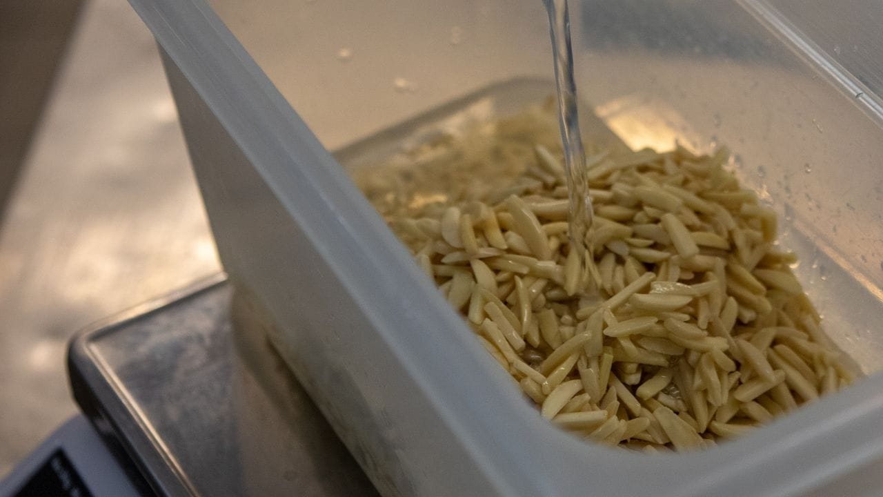 Für die Herstellung des veganen Frischkäses werden am ersten Tag zunächst geschälte Mandeln in reichlich kaltem Wasser eingeweicht. Für die Herstellung des veganen Frischkäses werden am ersten Tag zunächst geschälte Mandeln in reichlich kaltem Wasser eingeweicht.