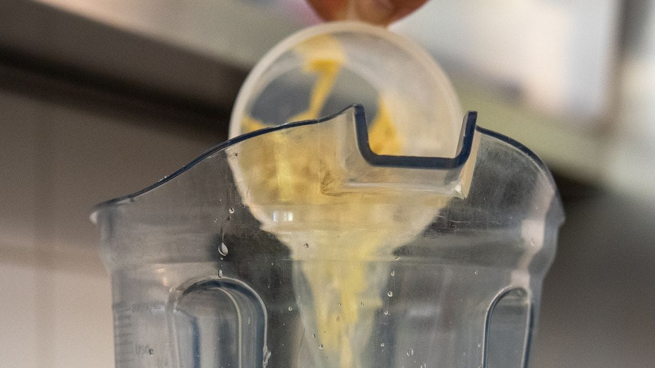 Am Tag 2 werden die eingeweichten Mandeln zunächst in einem Sieb gründlich mit heißem Wasser abgespült und in einen Mixer mit frischem Wasser gegeben. Am Tag 2 werden die eingeweichten Mandeln zunächst in einem Sieb gründlich mit heißem Wasser abgespült und in einen Mixer mit frischem Wasser gegeben.