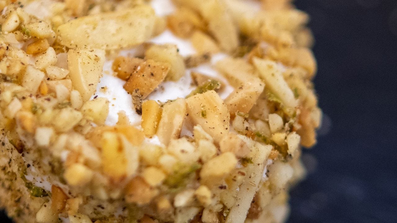 Zum Taler geformt kann der Frischkäse auch noch in gehackten Mandeln, Nüssen und etwas Pfeffer gewälzt werden - fertig. Zum Taler geformt kann der Frischkäse auch noch in gehackten Mandeln, Nüssen und etwas Pfeffer gewälzt werden - fertig.