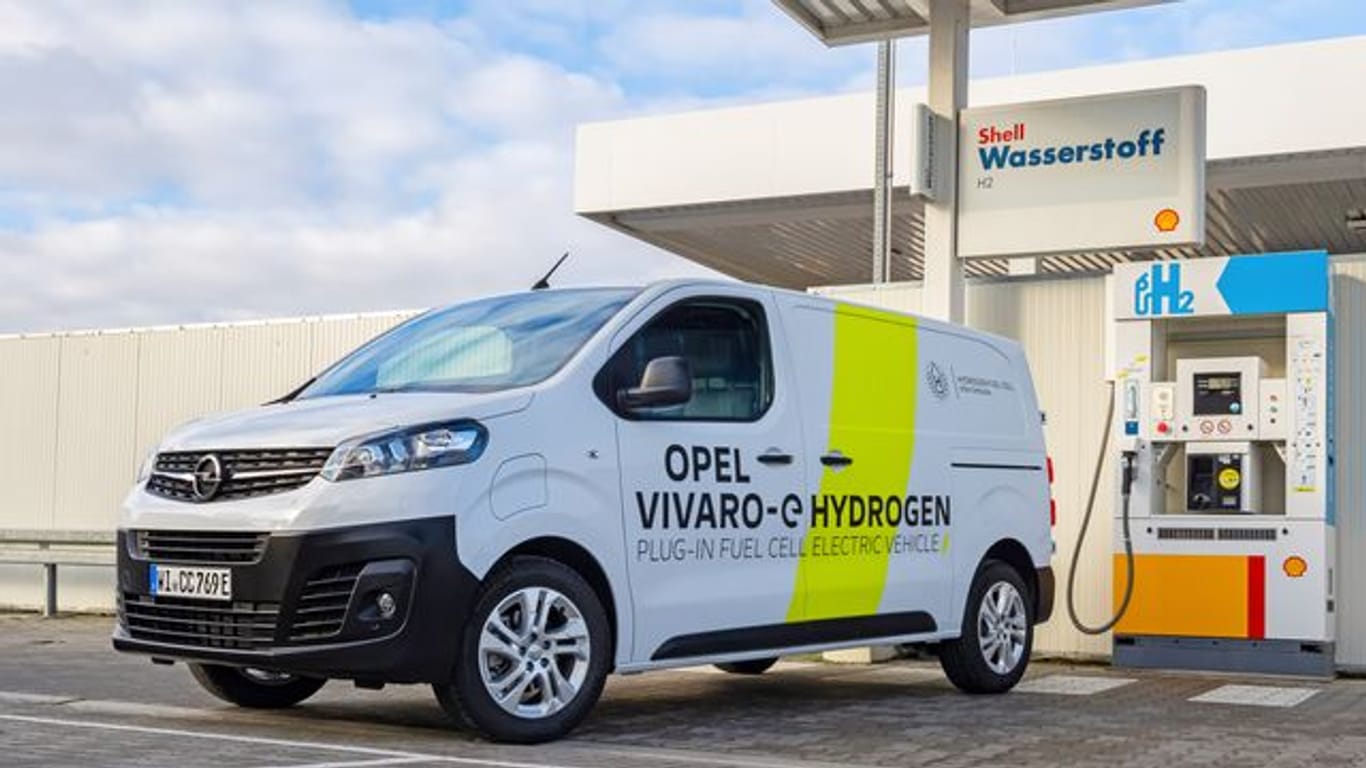 Transporter mit alternativem Antrieb: Der Opel Vivaro-e Hydrogen tankt Wasserstoff.