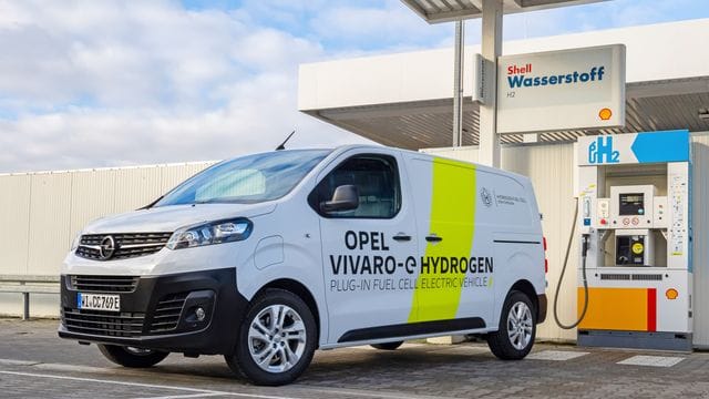 Transporter mit alternativem Antrieb: Der Opel Vivaro-e Hydrogen tankt Wasserstoff.