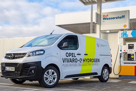 Transporter mit alternativem Antrieb: Der Opel Vivaro-e Hydrogen tankt Wasserstoff.