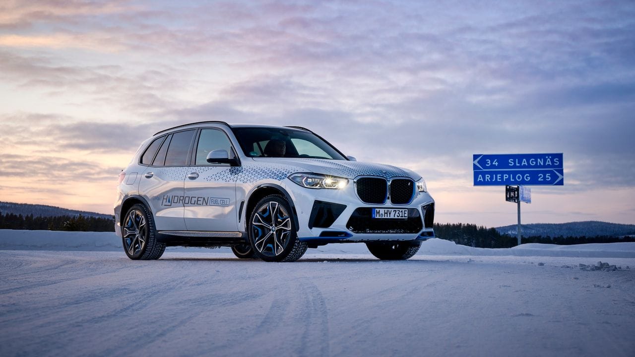 Entwicklungsträger im Eis: BMW lässt die Brennstoffzelle nicht ganz aus den Augen und testet sie beispielsweise in einem X5 im hohen Norden. Entwicklungsträger im Eis: BMW lässt die Brennstoffzelle nicht ganz aus den Augen und testet sie beispielsweise in einem X5 im hohen Norden.