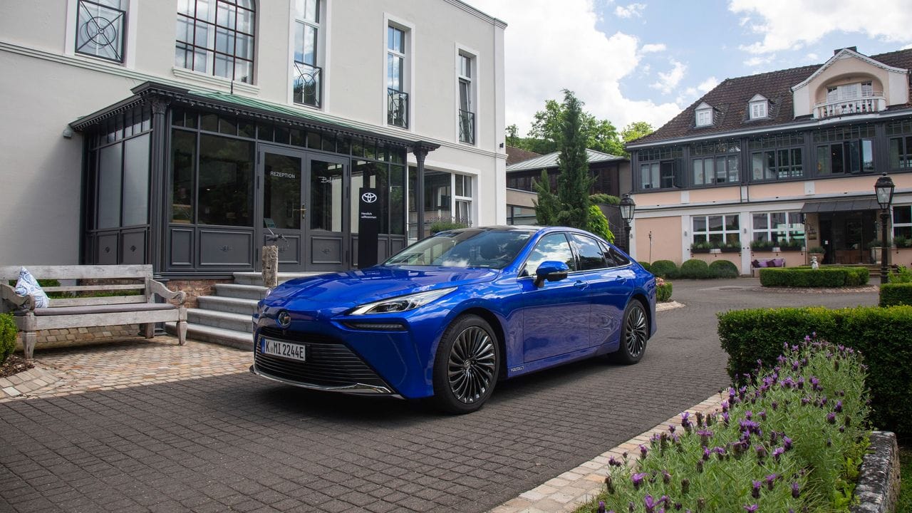 Auto mit Brennstoffzelle: Toyota Mirai. Auto mit Brennstoffzelle: Toyota Mirai.