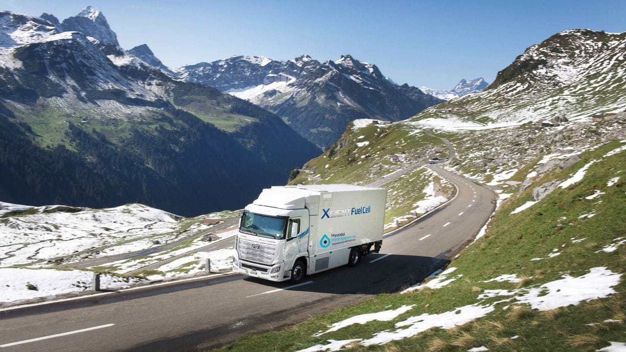 Koloss mit Brennstoffzelle: Kommt die Wasserstoff-Technologie durch die Lkw-Hintertür groß raus?. Koloss mit Brennstoffzelle: Kommt die Wasserstoff-Technologie durch die Lkw-Hintertür groß raus?.