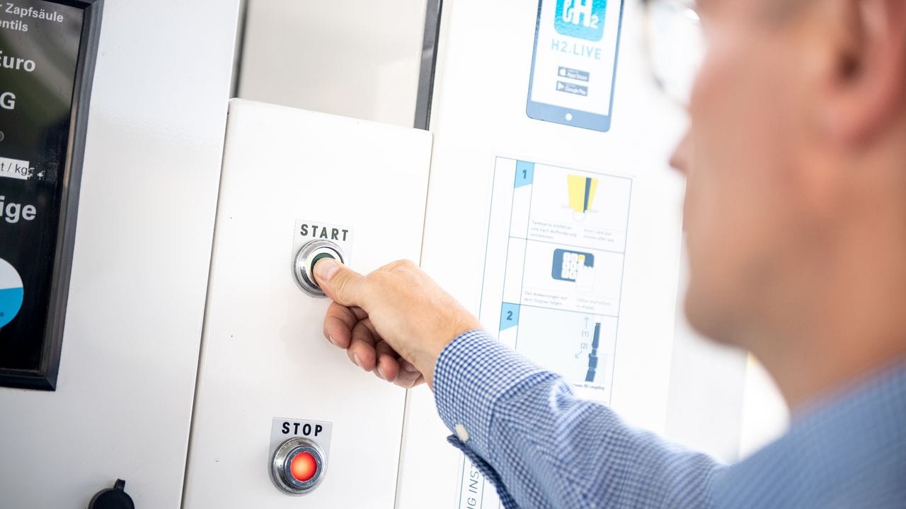 Los geht's: Hier wird der Tankvorgang bei einem Wasserstoffauto gestartet. Los geht's: Hier wird der Tankvorgang bei einem Wasserstoffauto gestartet.