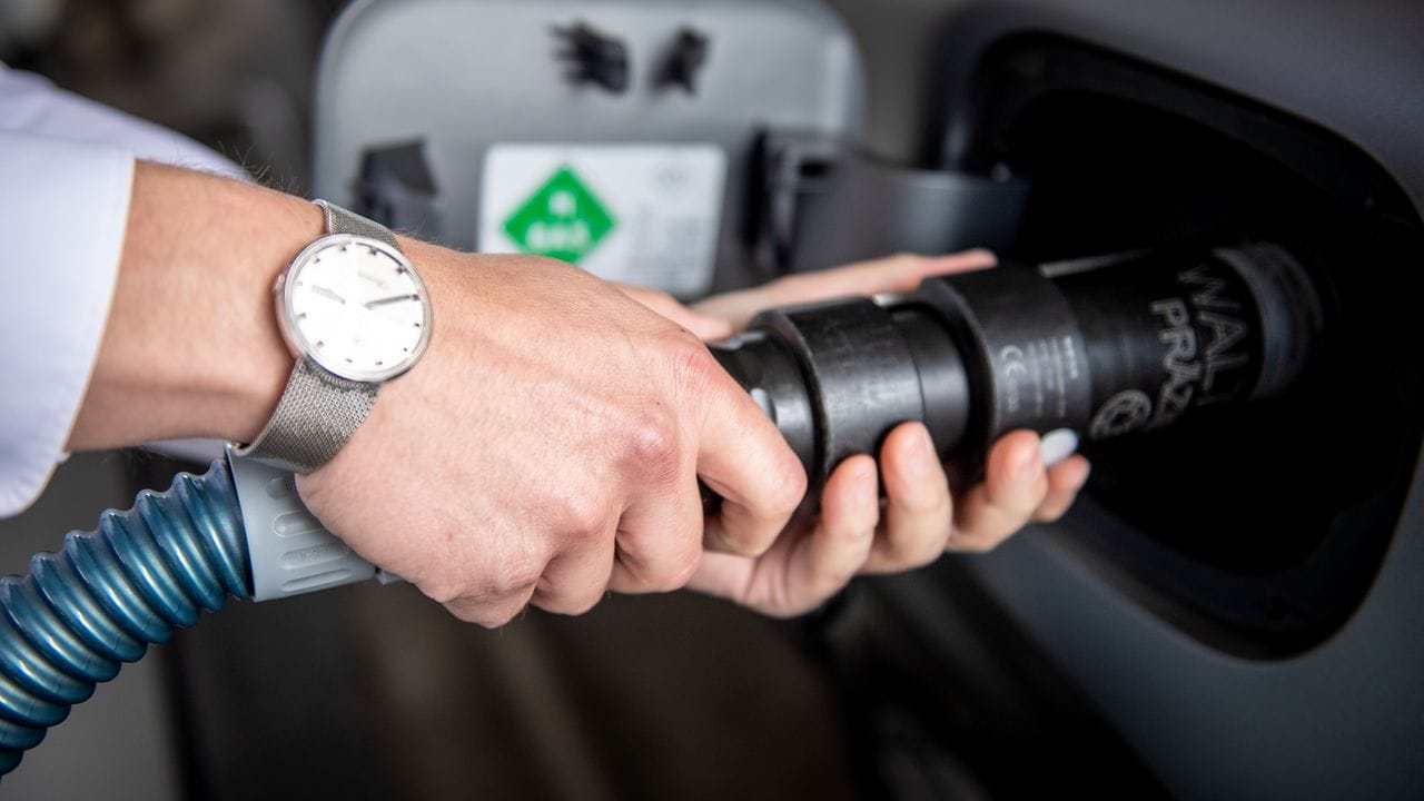 Zeitersparnis: Im Gegensatz zu teils sehr langen Ladezeiten bei batteriegetriebenen E-Autos lassen sich Wasserstofffahrzeuge ähnlich schnell betanken wie herkömmliche Verbrenner. Zeitersparnis: Im Gegensatz zu teils sehr langen Ladezeiten bei batteriegetriebenen E-Autos lassen sich Wasserstofffahrzeuge ähnlich schnell betanken wie herkömmliche Verbrenner.