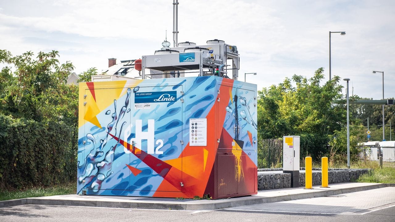 Wartehäuschen oder Tankstelle? Richtig, eine Wasserstofftankstelle zeigt sich hier. Wartehäuschen oder Tankstelle? Richtig, eine Wasserstofftankstelle zeigt sich hier.