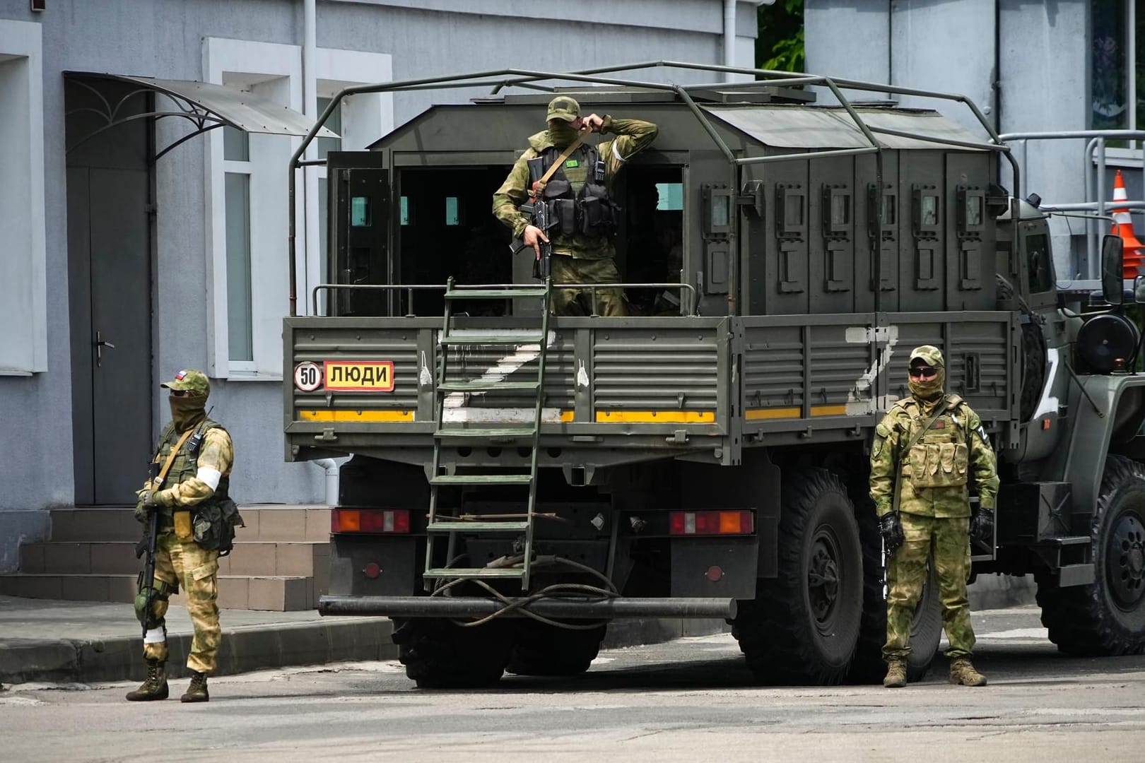 Russische Soldaten bewachen ein Gelände, welches von ausländischen Journalisten besucht wird. Die Region Cherson steht seit den ersten Tagen der russischen Militäraktion in der Ukraine unter der Kontrolle der russischen Streitkräfte.