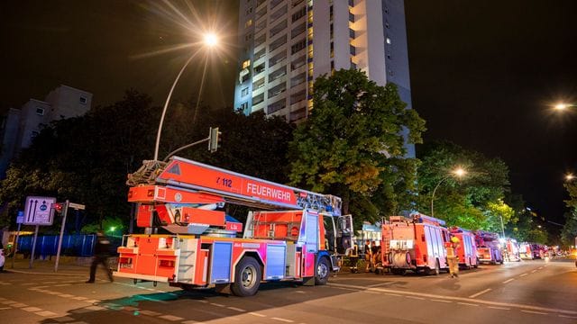 Feuerwehrautos stehen vor einem Hochhaus in Berlin-Schöneberg, in dem es gebrannt hat. (Archivbild) Feuerwehrautos stehen vor einem Hochhaus in Berlin-Schöneberg, in dem es gebrannt hat. (Archivbild)