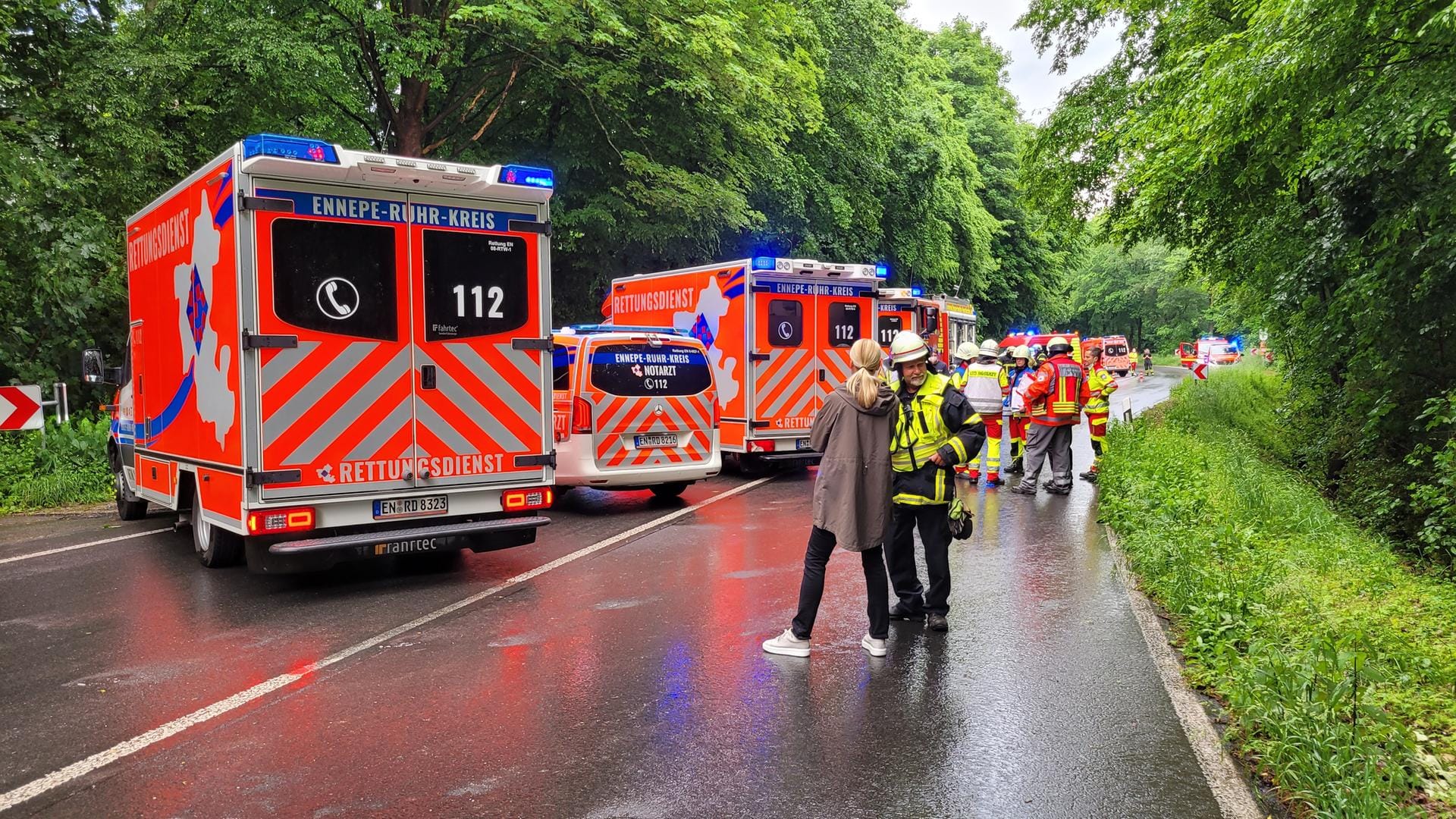 Rettungskräfte rückten wegen des Unfalls zu einem Großeinsatz aus.