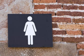 WC-Schild (Symbolbild): Das Thema öffentliche Toiletten ist in Leipzig heiß umstritten.