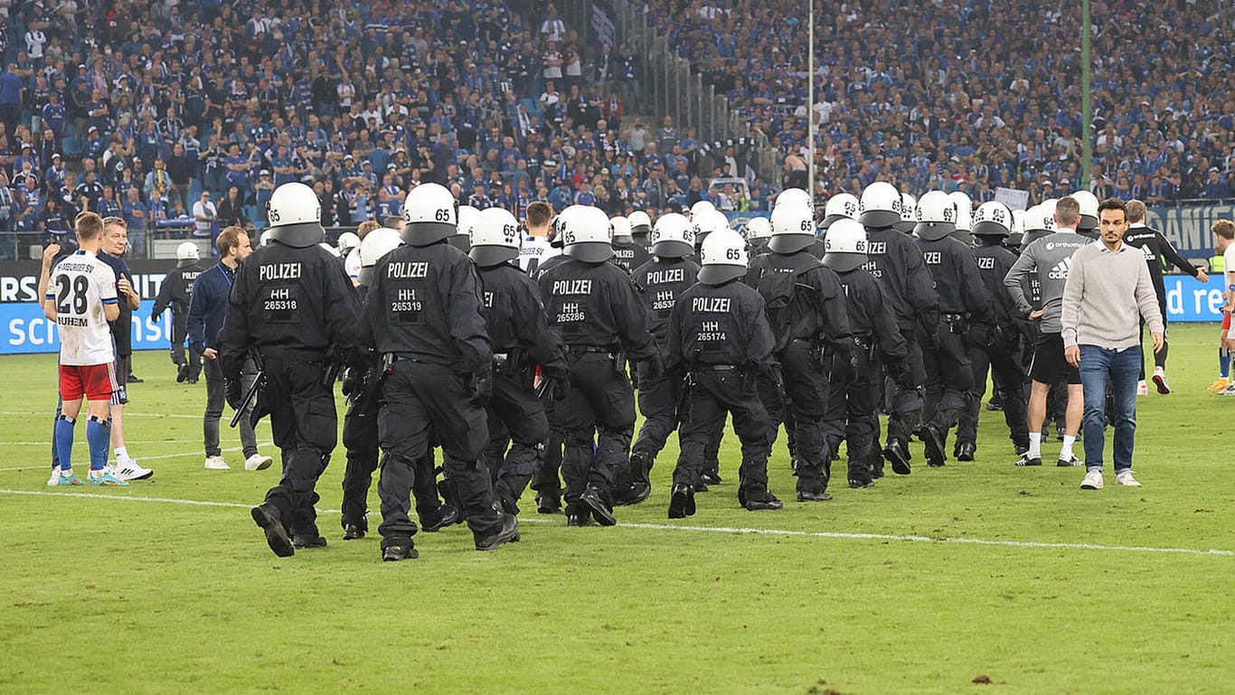 Polizei zieht zur HSV Fankurve: In Hamburg blieb es rund um das Relegationsspiel weitestgehend ruhig.