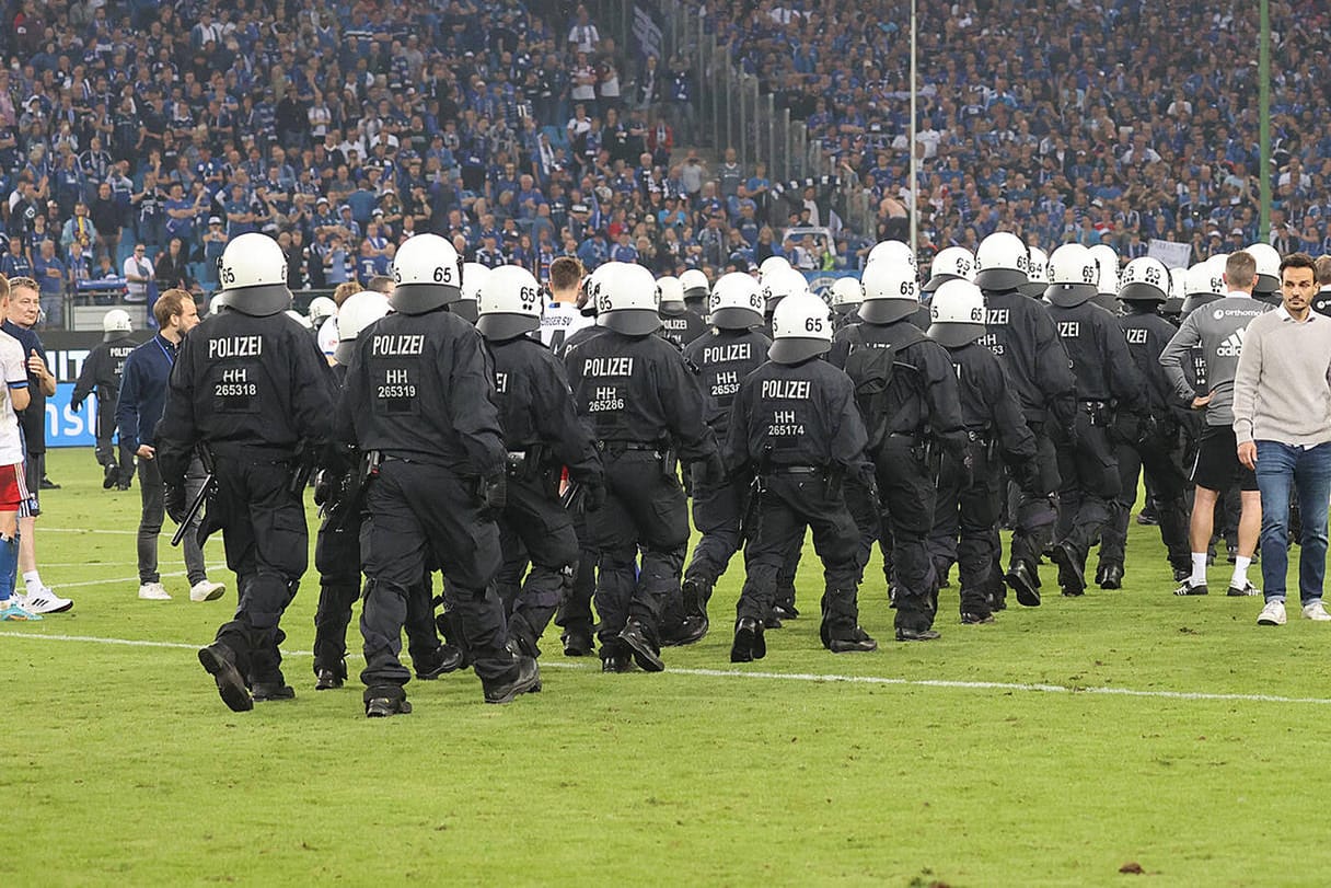 Polizei zieht zur HSV Fankurve: In Hamburg blieb es rund um das Relegationsspiel weitestgehend ruhig.