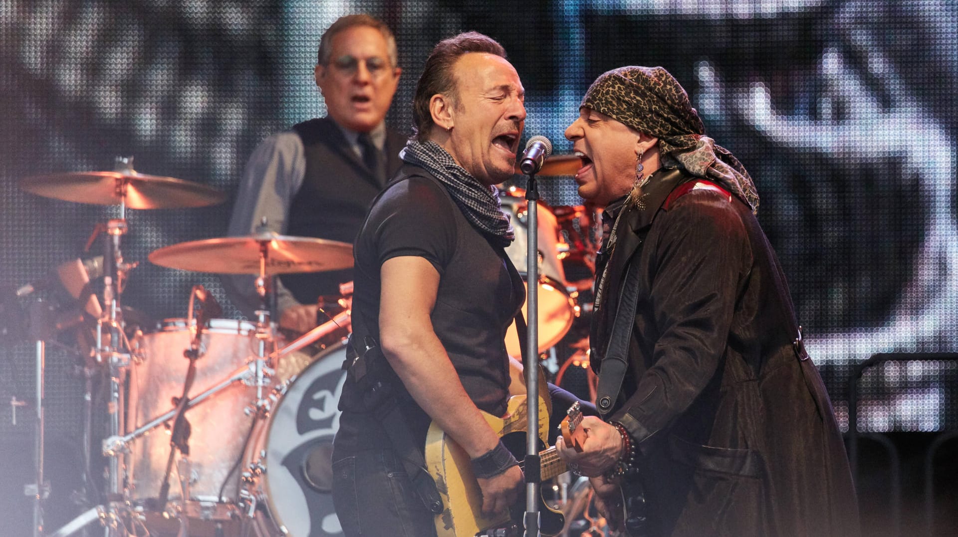 Bruce Springsteen mit Musikern seiner E Street Band auf der Bühne (Archivbild): Der Boss beehrt auch drei Städte in Deutschland.