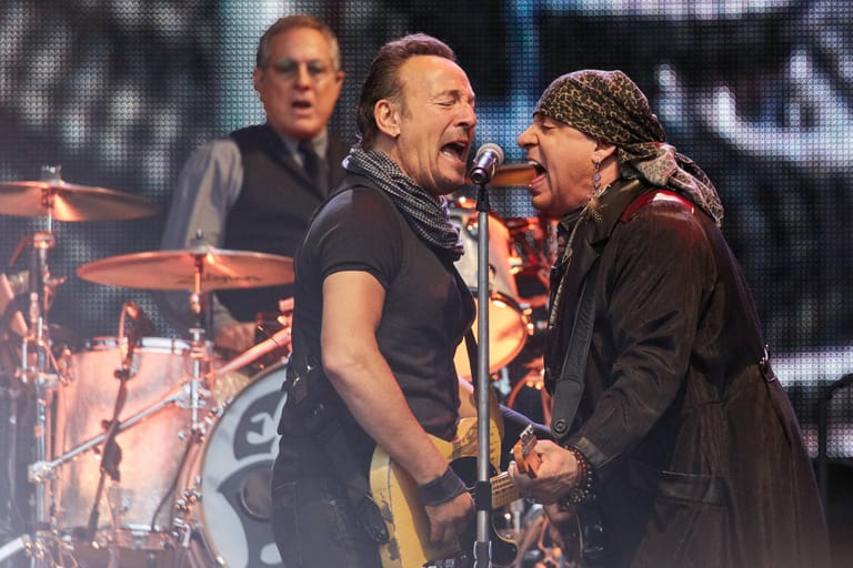 Bruce Springsteen mit Musikern seiner E Street Band auf der Bühne (Archivbild): Der Boss beehrt auch drei Städte in Deutschland.