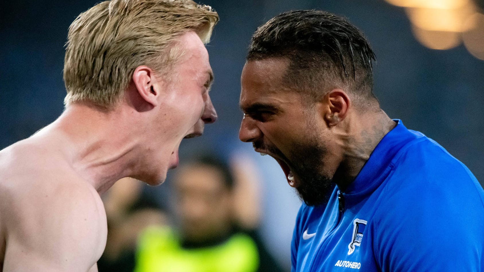 Oliver Christensen (l.) und Kevin-Prince Boateng feiern den Klassenerhalt der Hertha.