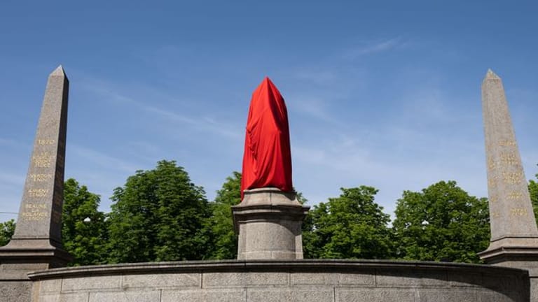 Das Denkmal von Kaiser Wilhelm I. auf dem Stuttgarter Karlsplatz ist mit einem roten Tuch verhüllt.
