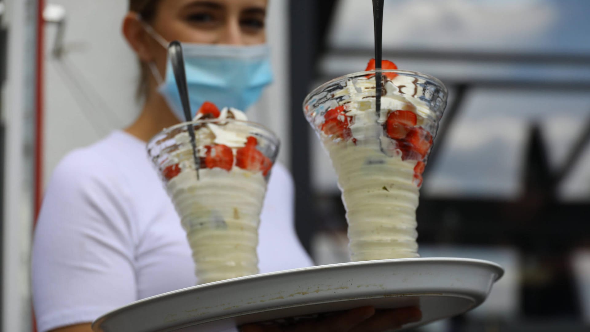 Kellnerin mit Eisbecher (Symbolfoto): In Düsseldorf sorgt ein Angebot für Aufsehen.