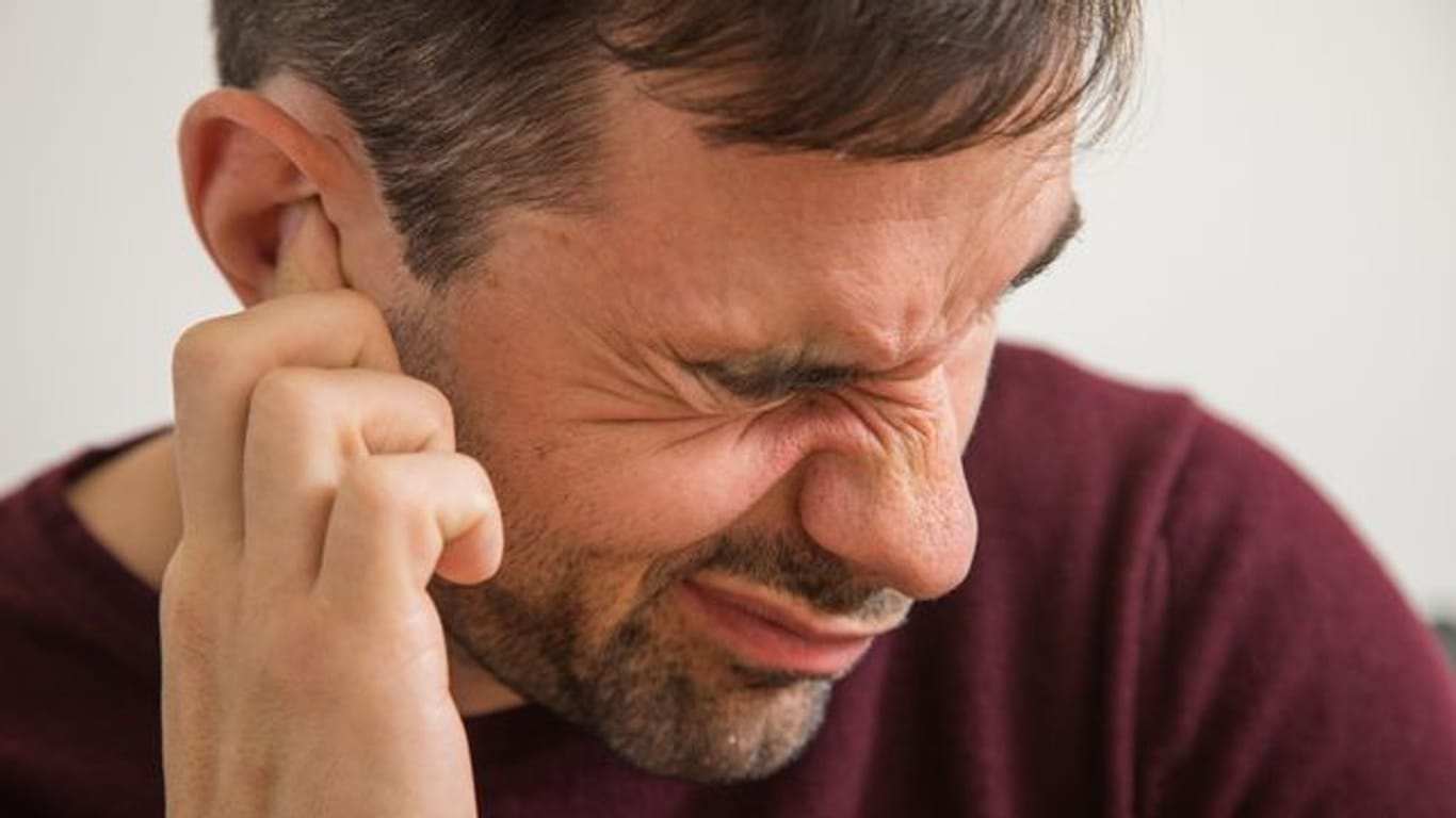 Wer plötzlich einen Druck im Ohr hat oder etwa Geräusche verändert wahrnimmt, könnte einen Hörsturz haben.