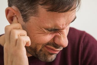 Wer plötzlich einen Druck im Ohr hat oder etwa Geräusche verändert wahrnimmt, könnte einen Hörsturz haben.