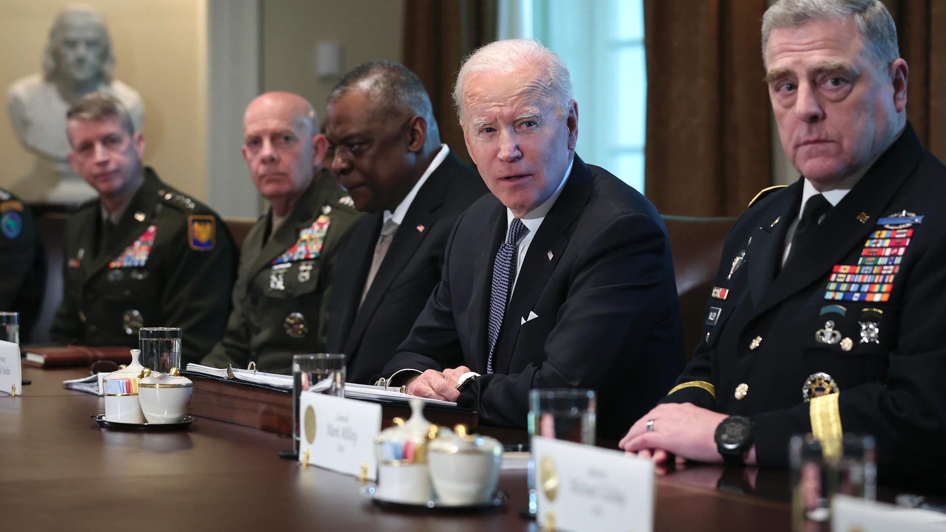 Joe Biden mit Vertretern des ÚS-Verteidigungsministeriums: Die USA setzen beim Thema Taiwan auf deutliche Warnungen.