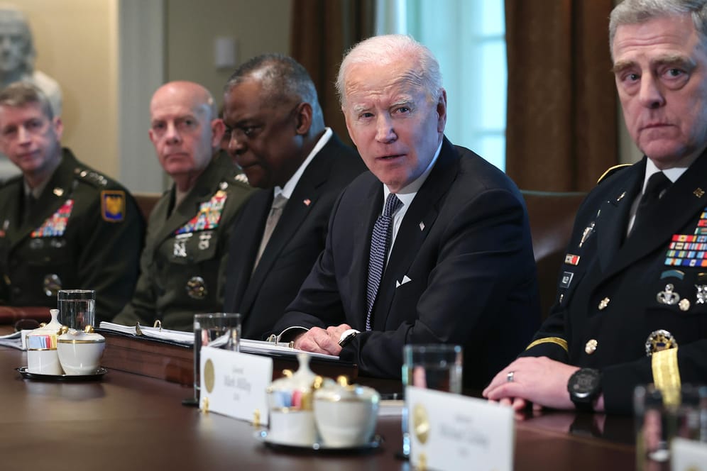 Joe Biden mit Vertretern des ÚS-Verteidigungsministeriums: Die USA setzen beim Thema Taiwan auf deutliche Warnungen.