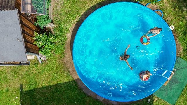 Ein Pool im Garten: Für die eigenen Kinder Spaß pur, für die Nachbarn eventuell Lärmbelästigung.