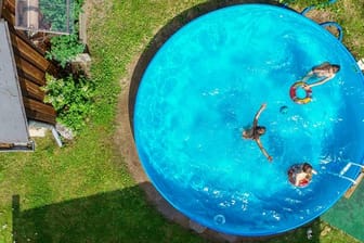 Ein Pool im Garten: Für die eigenen Kinder Spaß pur, für die Nachbarn eventuell Lärmbelästigung.