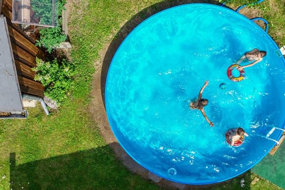 Wer einen Pool in seinem Garten aufstellen will und Kinder hat, sollte vorab an einige Sicherheitsmaßnahmen denken.