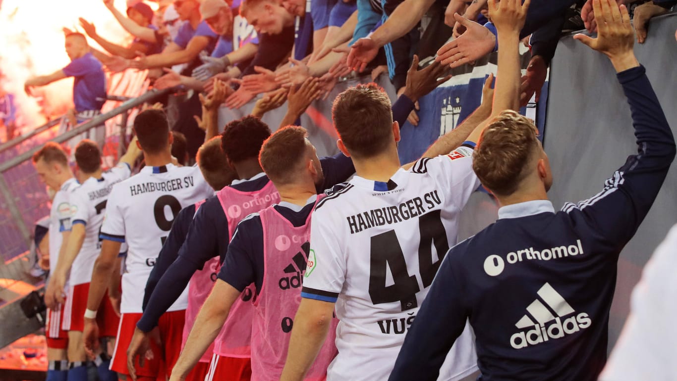 Schulterschluss mit den Fans: Die HSV-Mannschaft wird trotz des verpassten Aufstiegs gefeiert.