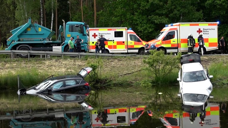 Zwei Autos landeten nach einem Unfall in der Oberpfalz in einem Weiher.