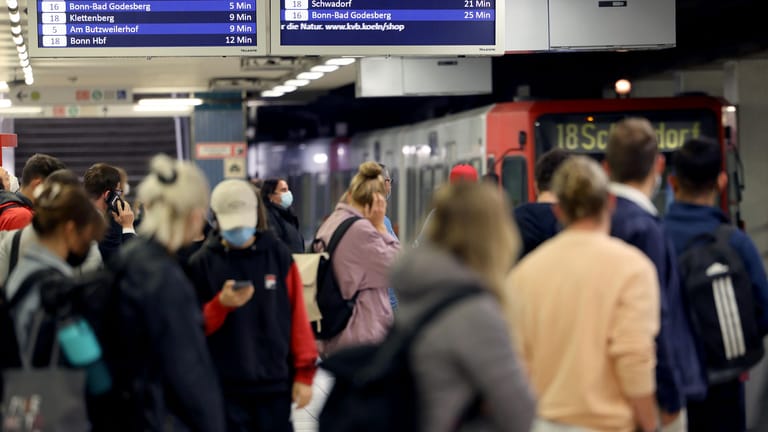 Fahrgäste in einer U-Bahn-Station: Ab Juni gilt bundesweit das 9-Euro-Ticket im öffentlichen Nah- und Regionalverkehr.