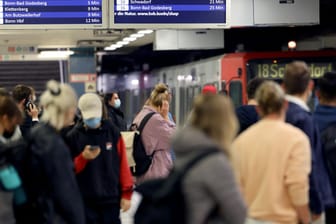 Fahrgäste in einer U-Bahn-Station: Ab Juni gilt bundesweit das 9-Euro-Ticket im öffentlichen Nah- und Regionalverkehr.