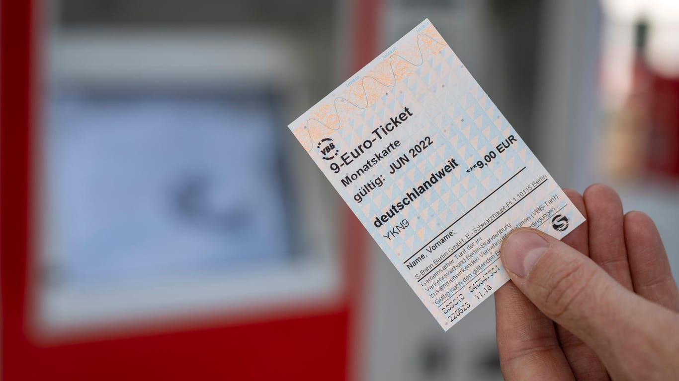 9-Euro-Ticket vor einem Fahrkartenautomaten: Wer bereits ein Monats- oder Job-Ticket hat, erhält automatisch eine Erstattung vom Anbieter.