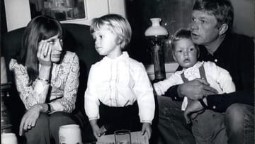 1971: Hardy Krüger con l'allora moglie Francesca ei loro figli Malaika e Hardy junior.