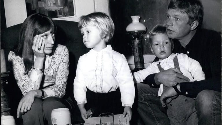 1971: Hardy Krüger mit seiner damaligen Frau Francesca sowie den Kindern Malaika und Hardy junior.
