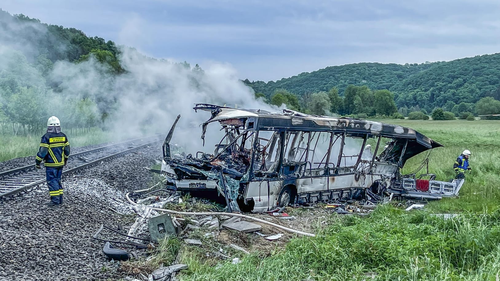 Der Bus ist komplett ausgebrannt: Die Strecke wurde gesperrt.