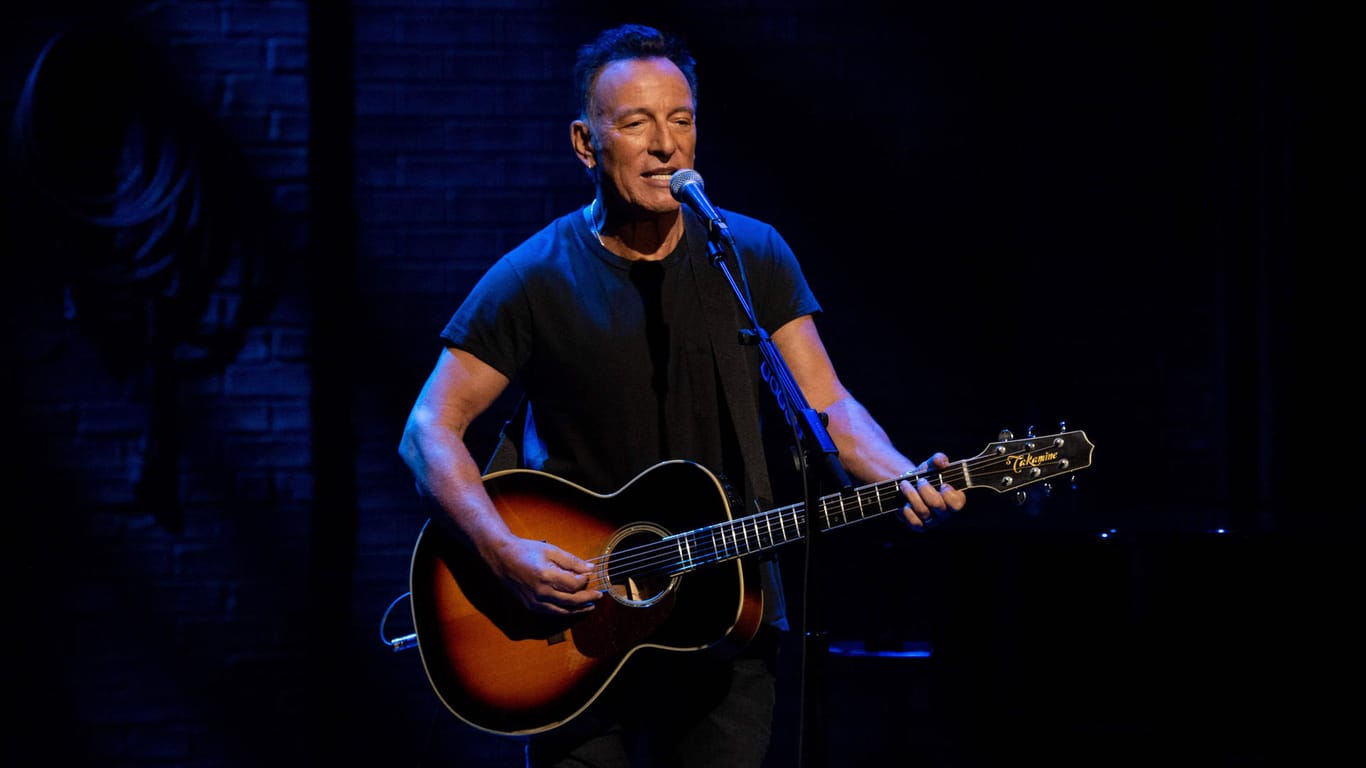 Bruce Springsteen mit seiner Gitarre bei einem Konzert (Archivbild): Er spielt 2023 drei Konzerte in Deutschland, darunter eines in München.