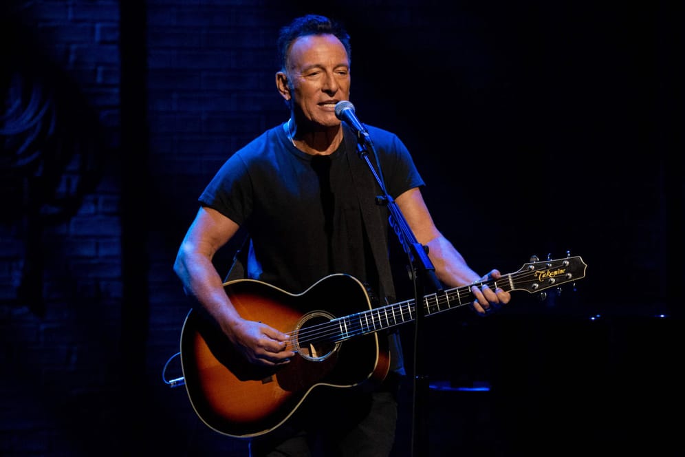 Bruce Springsteen mit seiner Gitarre bei einem Konzert (Archivbild): Er spielt 2023 drei Konzerte in Deutschland, darunter eines in München.