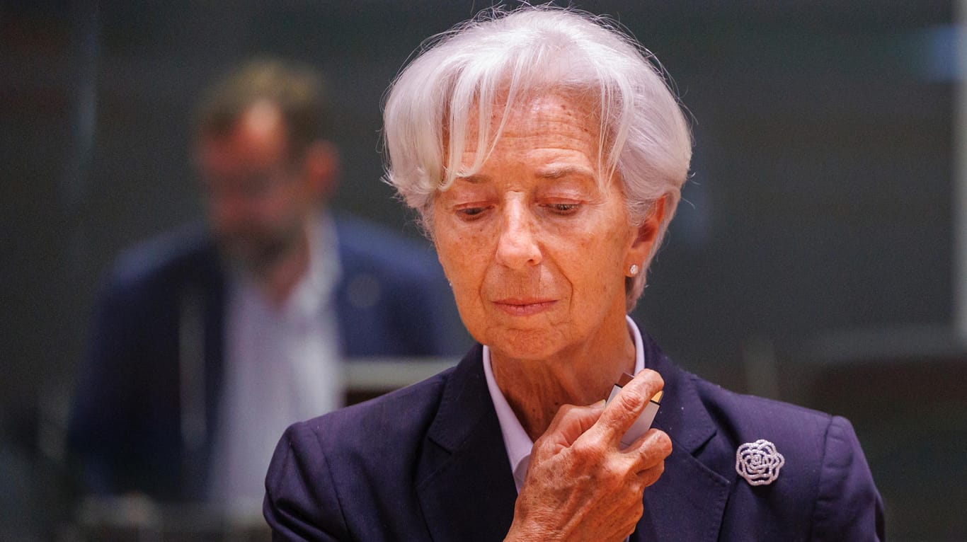 Alle Augen auf Christine Lagarde (Symbolbild): Die Notenbank-Chefin kündigt eine baldige Zinswende an.