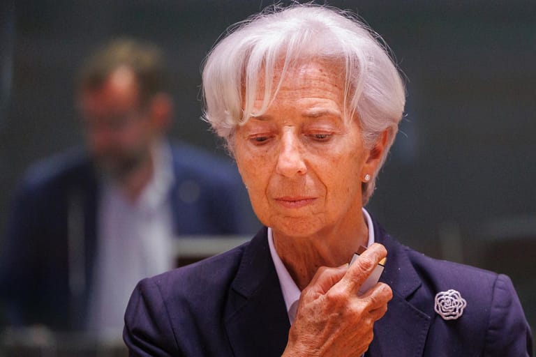 Alle Augen auf Christine Lagarde (Symbolbild): Die Notenbank-Chefin kündigt eine baldige Zinswende an.