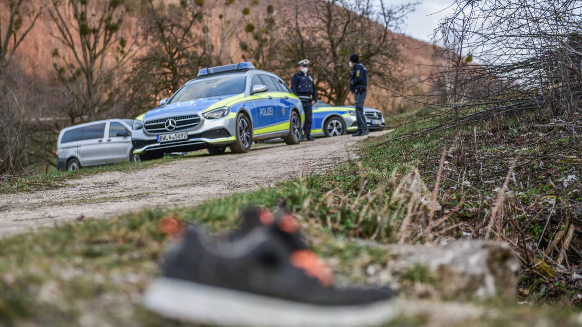 Polizei bei einer Vermisstensuche (Archivbild): Viele der vermissten Kinder in Bayern sind minderjährige Geflüchtete.