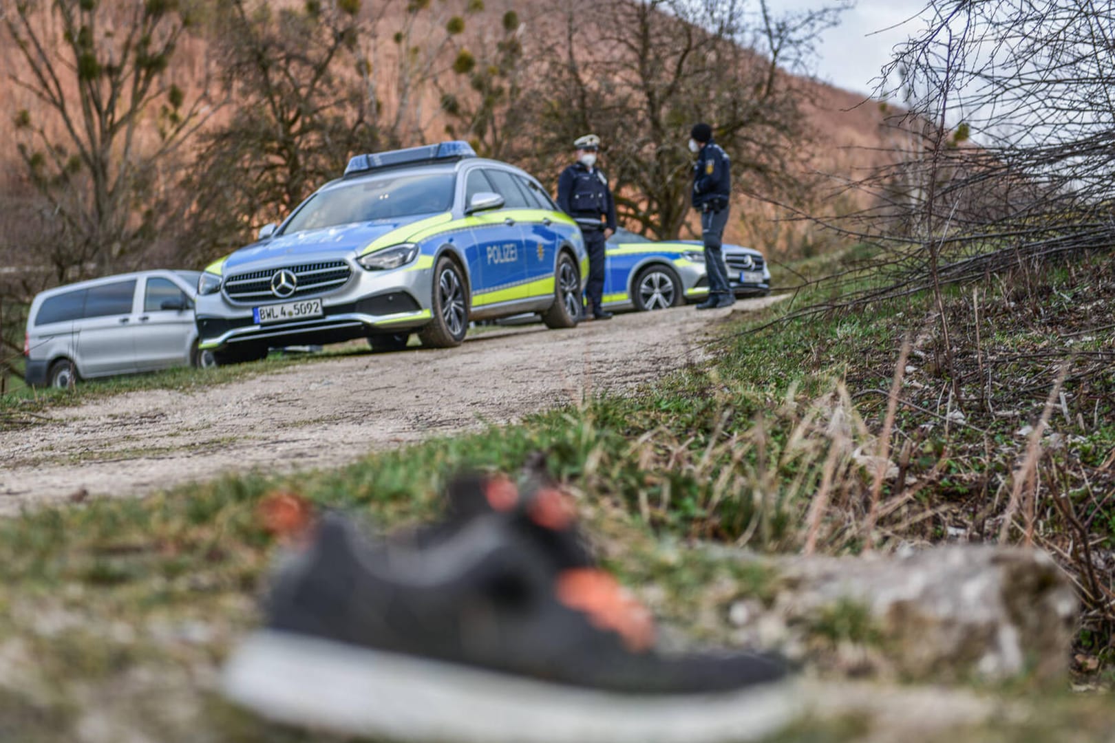 Polizei bei einer Vermisstensuche (Archivbild): Viele der vermissten Kinder in Bayern sind minderjährige Geflüchtete.